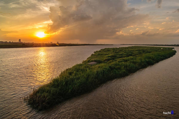 Một khoảng không yên bình hiếm hoi giữa thủ đô Hà Nội. Vào những ngày oi nóng, nhiều người thường về đây để hóng gió. Các tay máy cũng tranh thủ săn tìm khoảnh khắc ấn tượng bên cây cầu lịch sử.